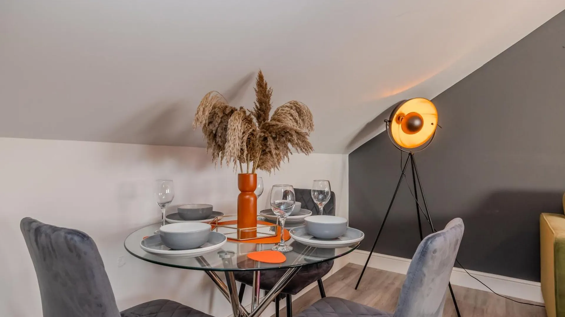 Chic 2 Bedroom Apartment Sleeps 7 Plus Free Parking In Church Road Brighton