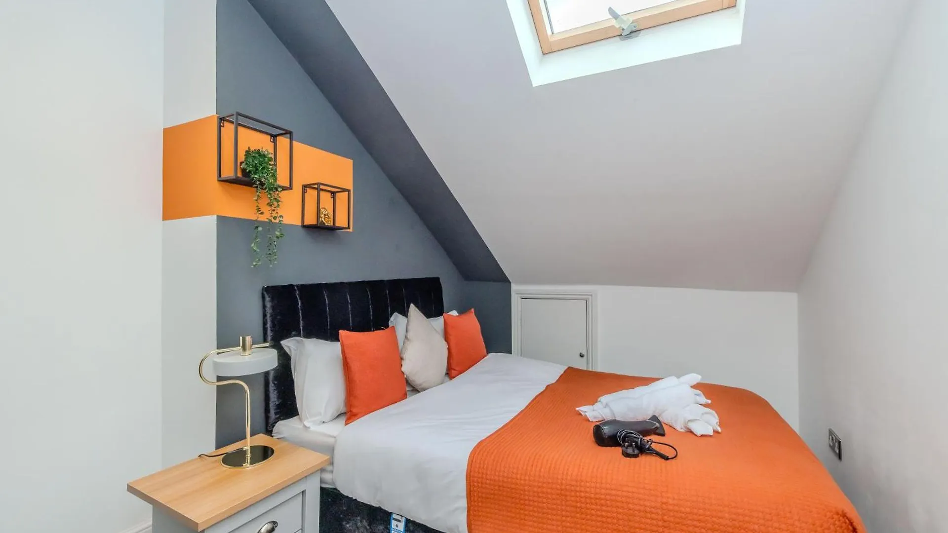Chic 2 Bedroom Apartment Sleeps 7 Plus Free Parking In Church Road Brighton