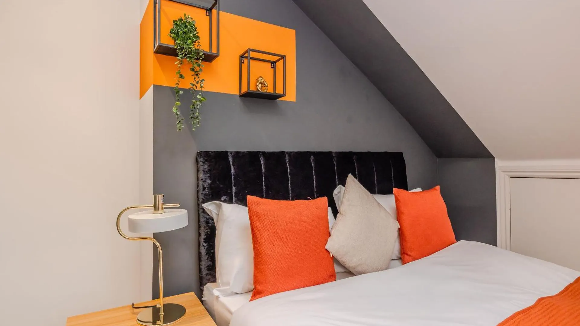Chic 2 Bedroom Apartment Sleeps 7 Plus Free Parking In Church Road Brighton