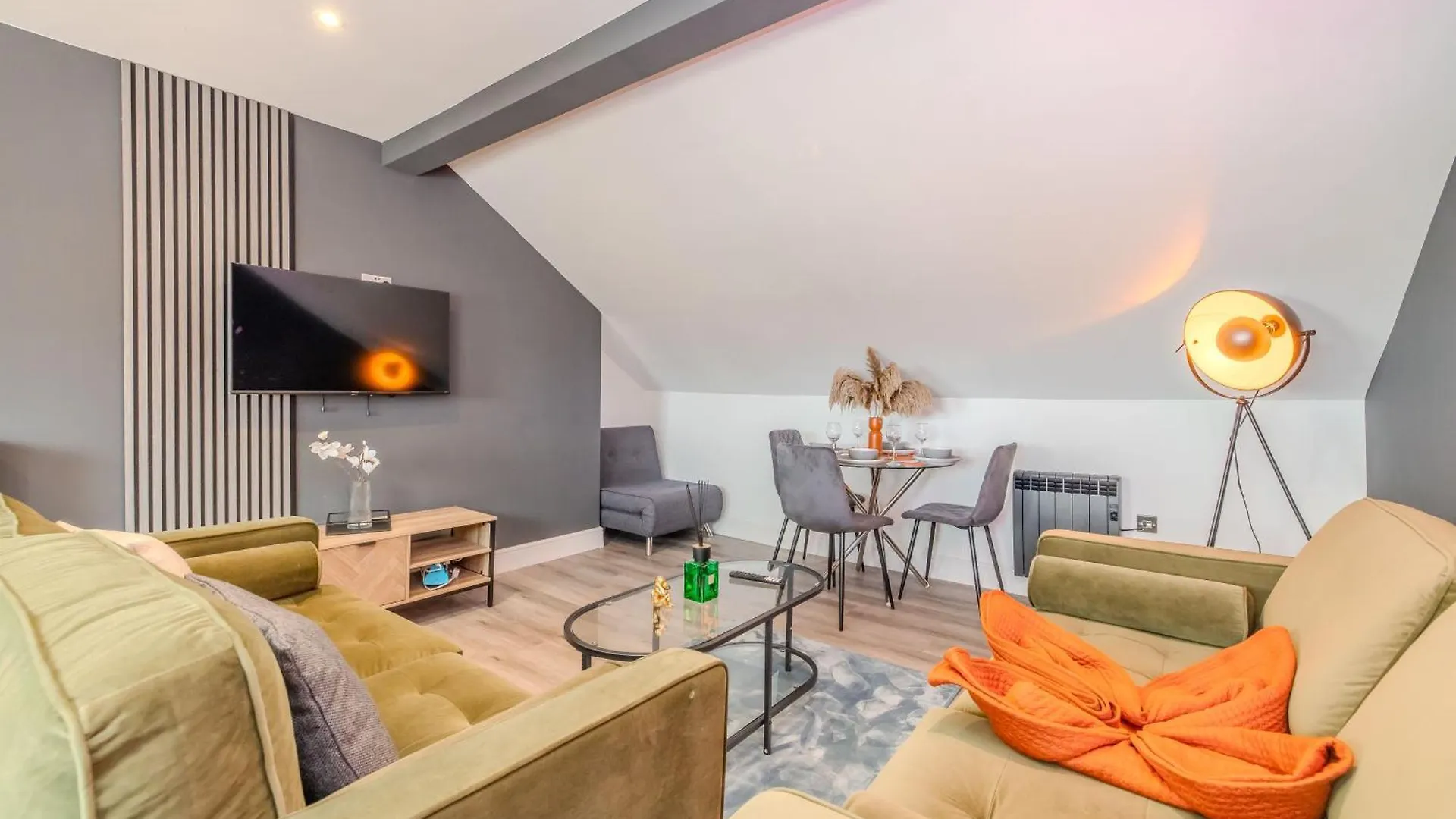 Chic 2 Bedroom Apartment Sleeps 7 Plus Free Parking In Church Road Brighton