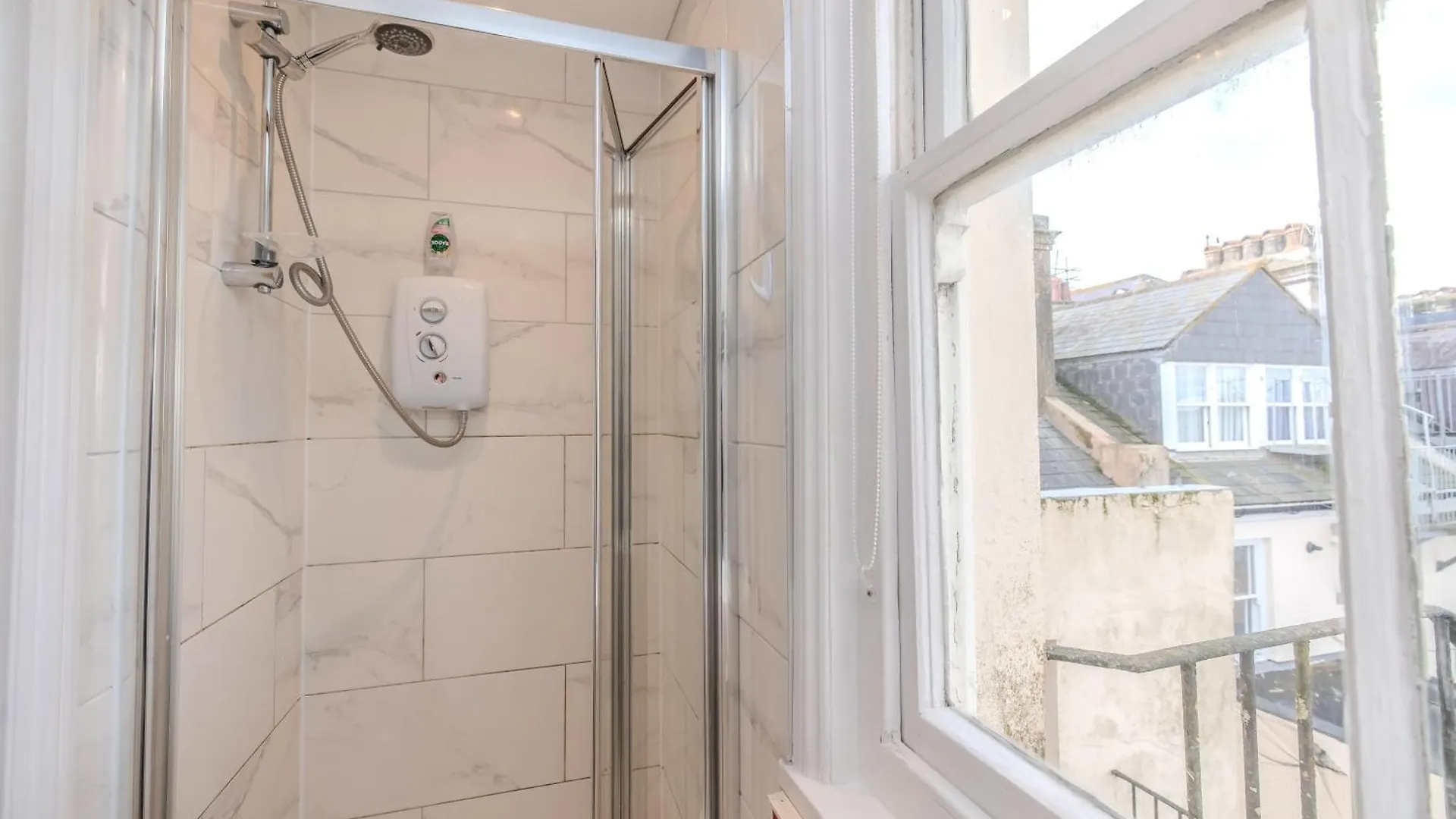 Chic 2 Bedroom Apartment Sleeps 7 Plus Free Parking In Church Road Brighton