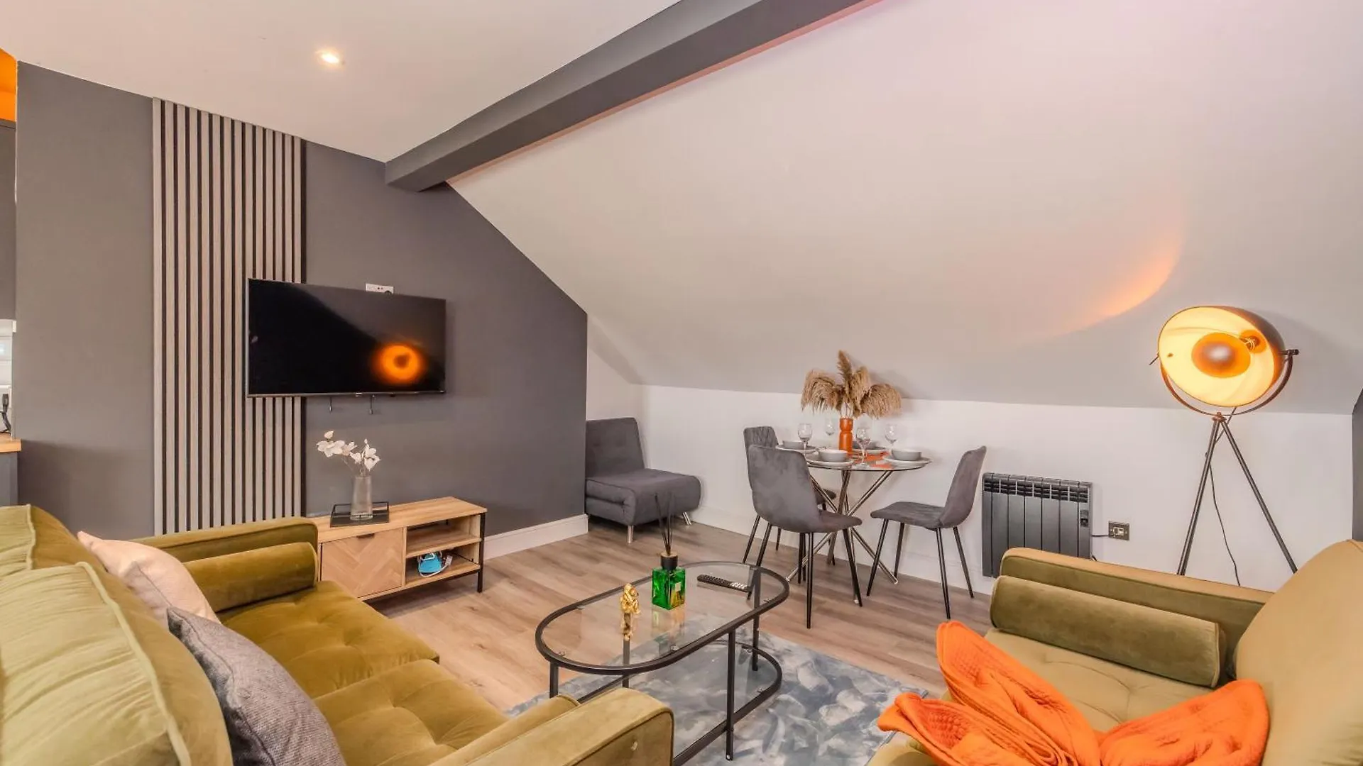 Chic 2 Bedroom Apartment Sleeps 7 Plus Free Parking In Church Road Brighton