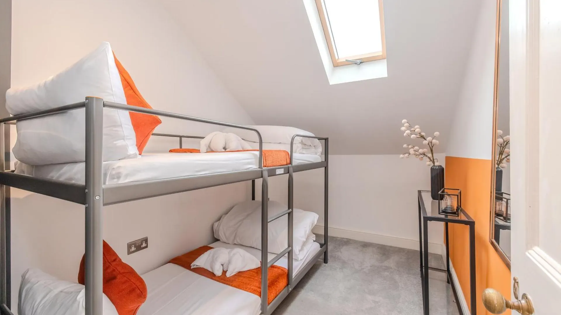 Chic 2 Bedroom Apartment Sleeps 7 Plus Free Parking In Church Road Brighton